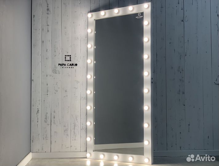 Гримерное зеркало с лампочками