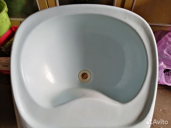 Раковины для ванны, а другая для кухни