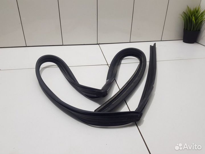 Уплотнитель переднего правого стекла