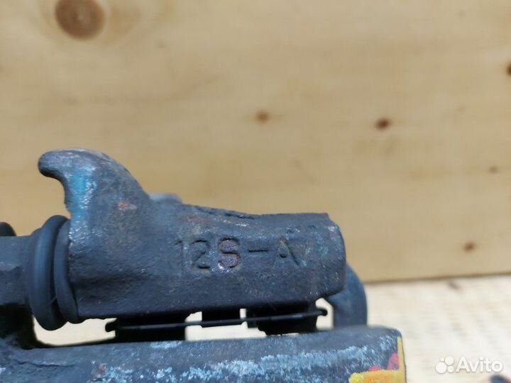 Суппорт задний левый Toyota Alphard MNH15 1mzfe