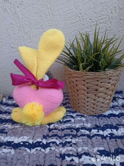 Заяц вязаный. Высота с ушками 22 см