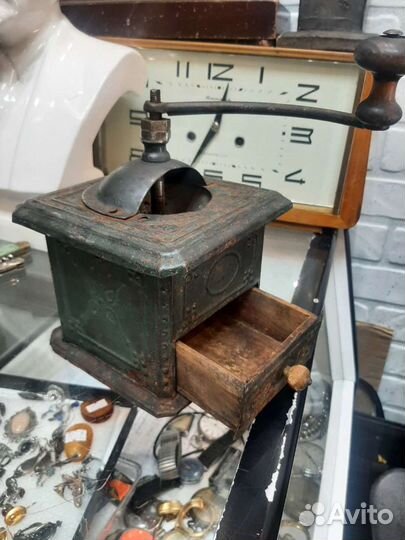 Кофемолка старинная