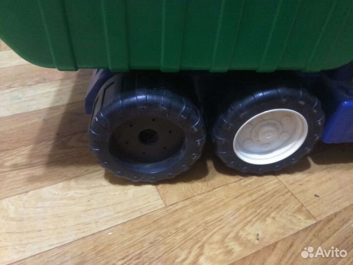 Большой игрушечный грузовик