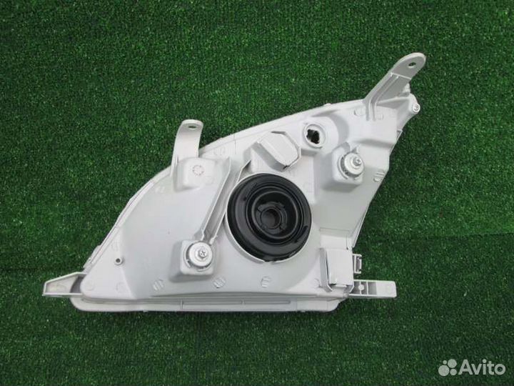 Фара правая Toyota Nadia SXN10