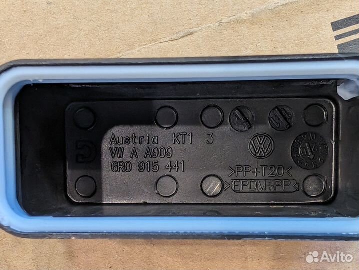 Крышка блока предохранителей на АКБ поло седан