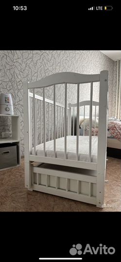 Детская кроватка с маятником и ящиком