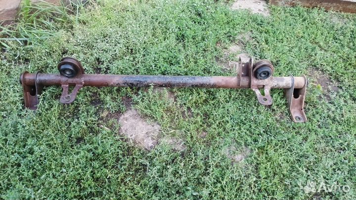 Поперечина передней подвески приора