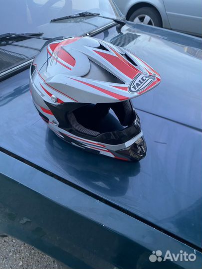 Кроссовый шлем с подписями