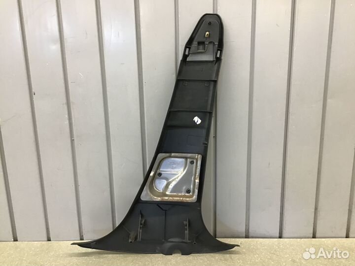 Обшивка средней стойки левая Renault Sandero 2009