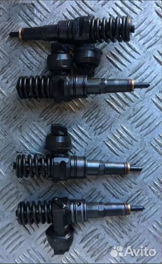 Форсунка топливная Volkswagen Passat B6 2.0d