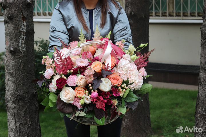 Цветы в корзинах и букеты с розами и гортензией