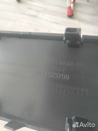 Заглушка в решетку радиатора Peugeot Traveller