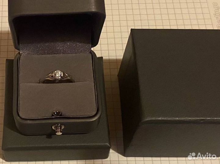 Кольцо с бриллиантом