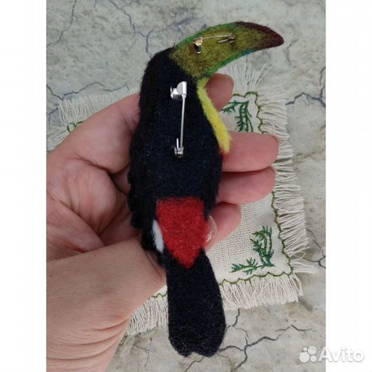 Брошь тукан из шерсти
