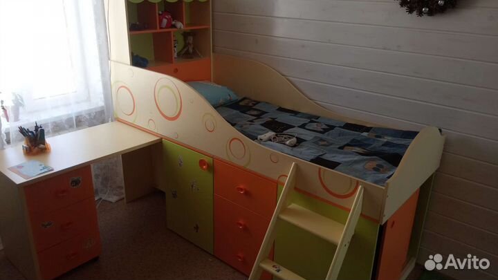 Кровать-чердак, стол, тумба, шкаф