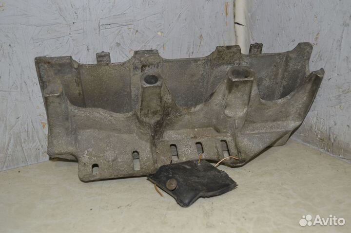 Кронштейн впускного коллектора Renault Logan