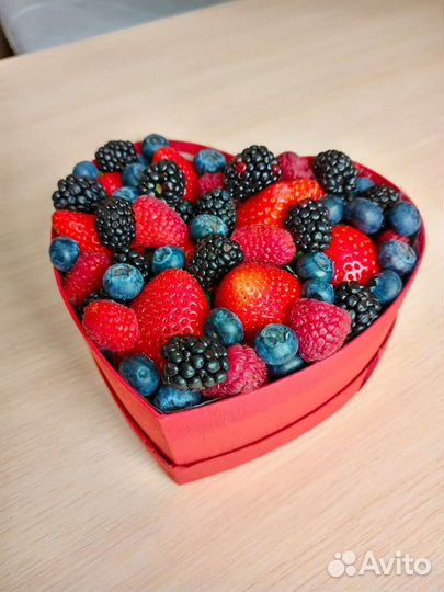 Букеты, коробочки с ягодами