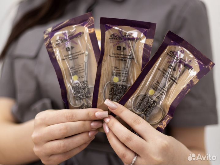 Маникюр, педикюр с покрытием в салоне