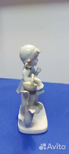 Антикварная фарфоровая статуэтка девочка с лукошко