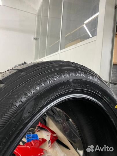 Dunlop Winter Maxx SJ8 275/45 R20 110R