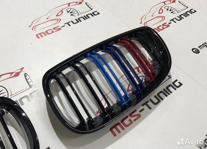 Ноздри BMW 3 E92 05-10г Черный глянец с триколором