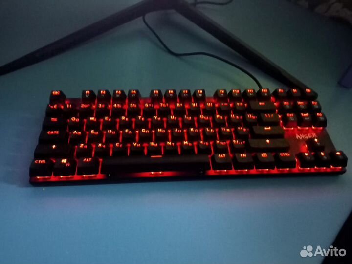 Игровой компьютер с монитором и клавиатурой