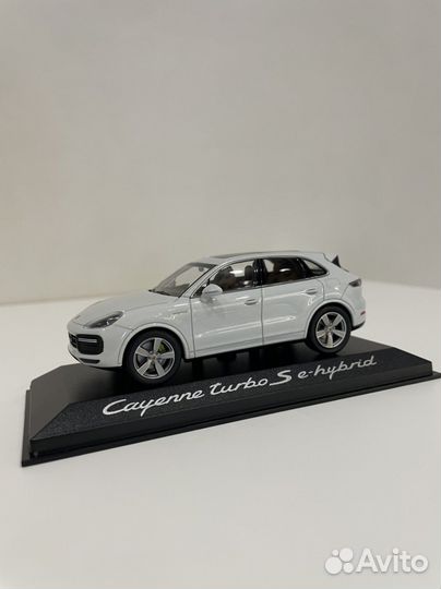 Модель автомобиля 1/43 Porsche Cayenne