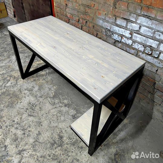 Компьютерный стол в стиле лофт