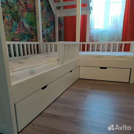 Детская кроватка домик
