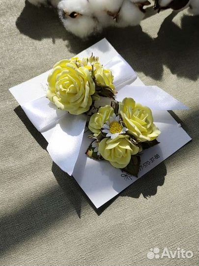 Браслет и бутоньерка розы с ромашками