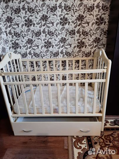 Детская кроватка с продольным маятником