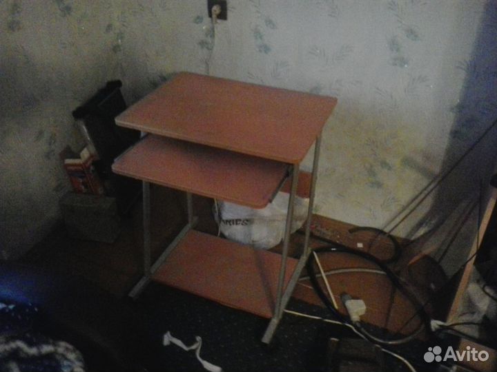 Столик компьютерный с выдвижной клавиатурой