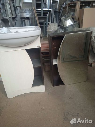 Раковина с тумбой и зеркалом