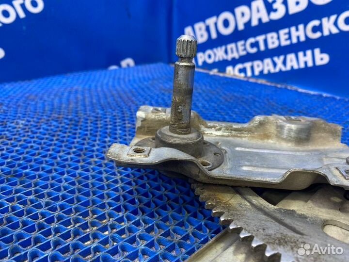 Задний правый стеклоподъемник Toyota Corolla 120