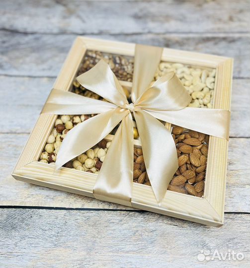 Подарочный набор в ящике-менажница «Любимые орехи»