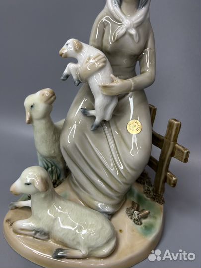 Статуэтка фарфор