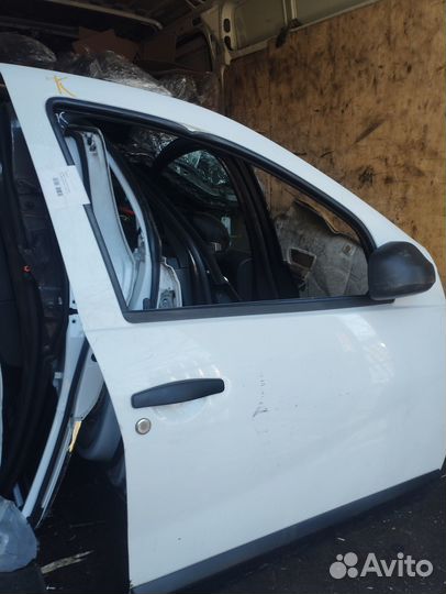 Дверь передняя правая renault sandero 1