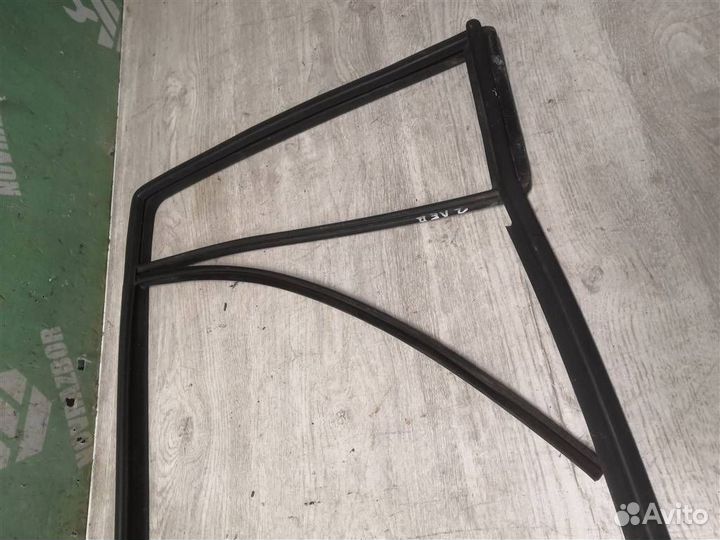 Уплотнитель стекла двери Фольксваген Гольф 4 Бора