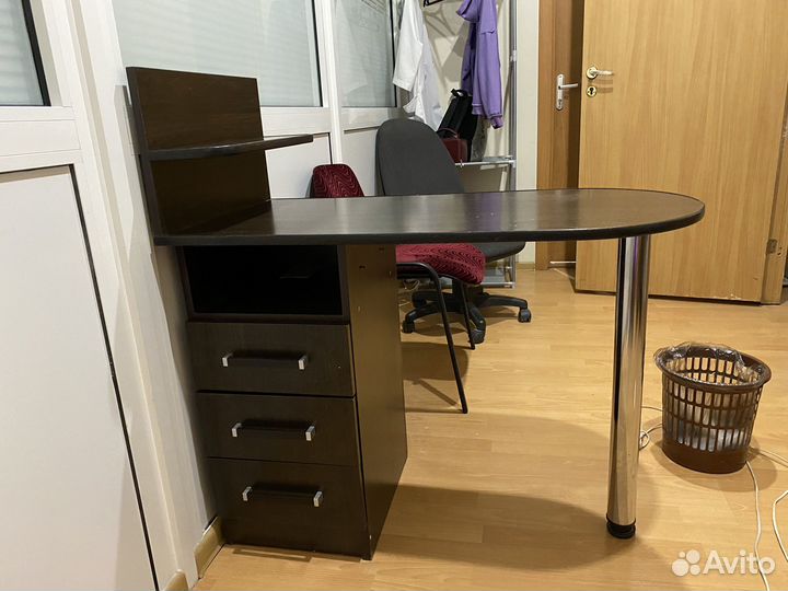 Маникюрный стол