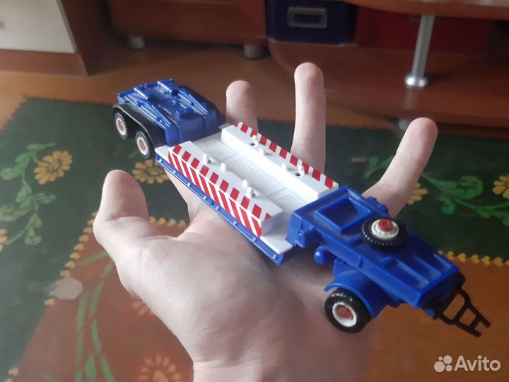 Модель автомобиля 1:43