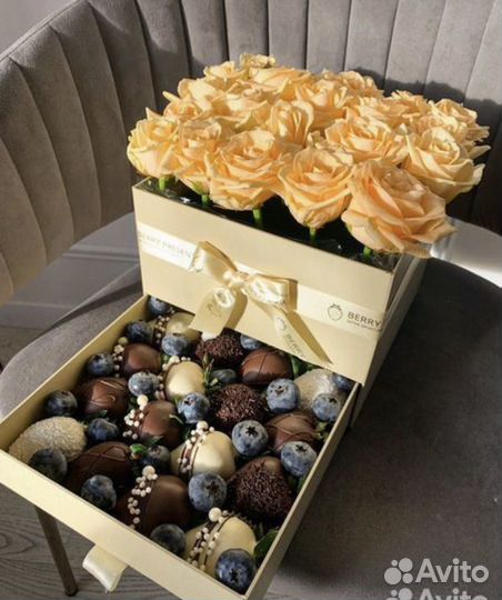 Клубника в шоколаде с цветами