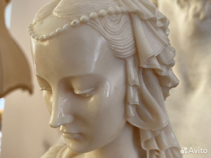 Бюст молодой девушки в кружевном головном уборе