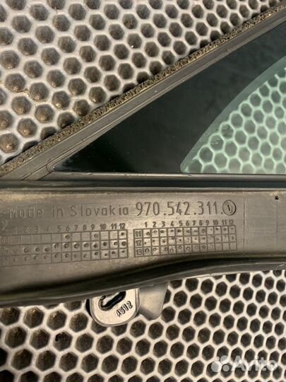 Форточка двери передняя левая Porsche Panamera 970