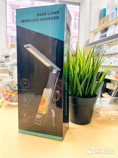 Настольная лампа с беспроводной зарядкой
