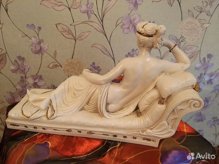 Статуэтка «Паулина Боргезе» с яблоком»