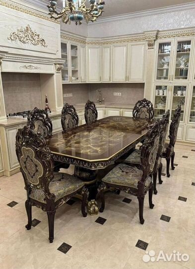 Большой обеденный стол и стулья