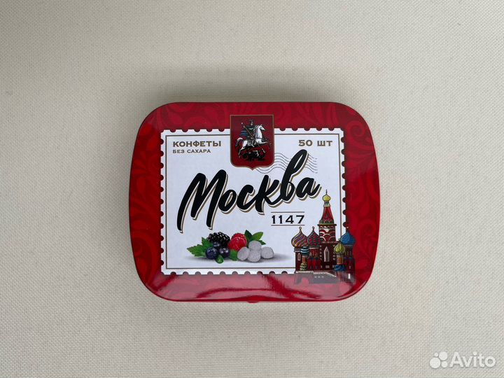 Маленькая металлическая коробочка жестяной футляр