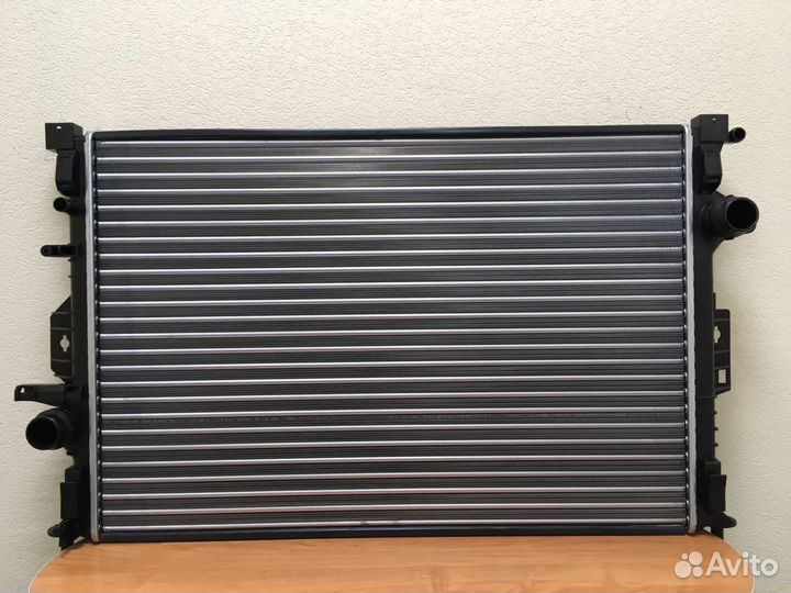 Радиатор охлаждения двигателя Ford Kuga 13-19