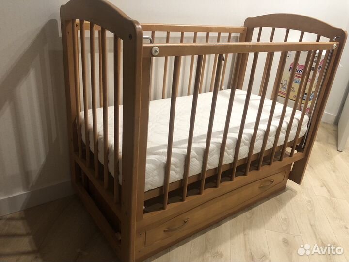 Детская кровать с маятником и ящиком