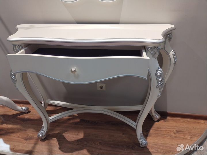 Консоль белая массив бука